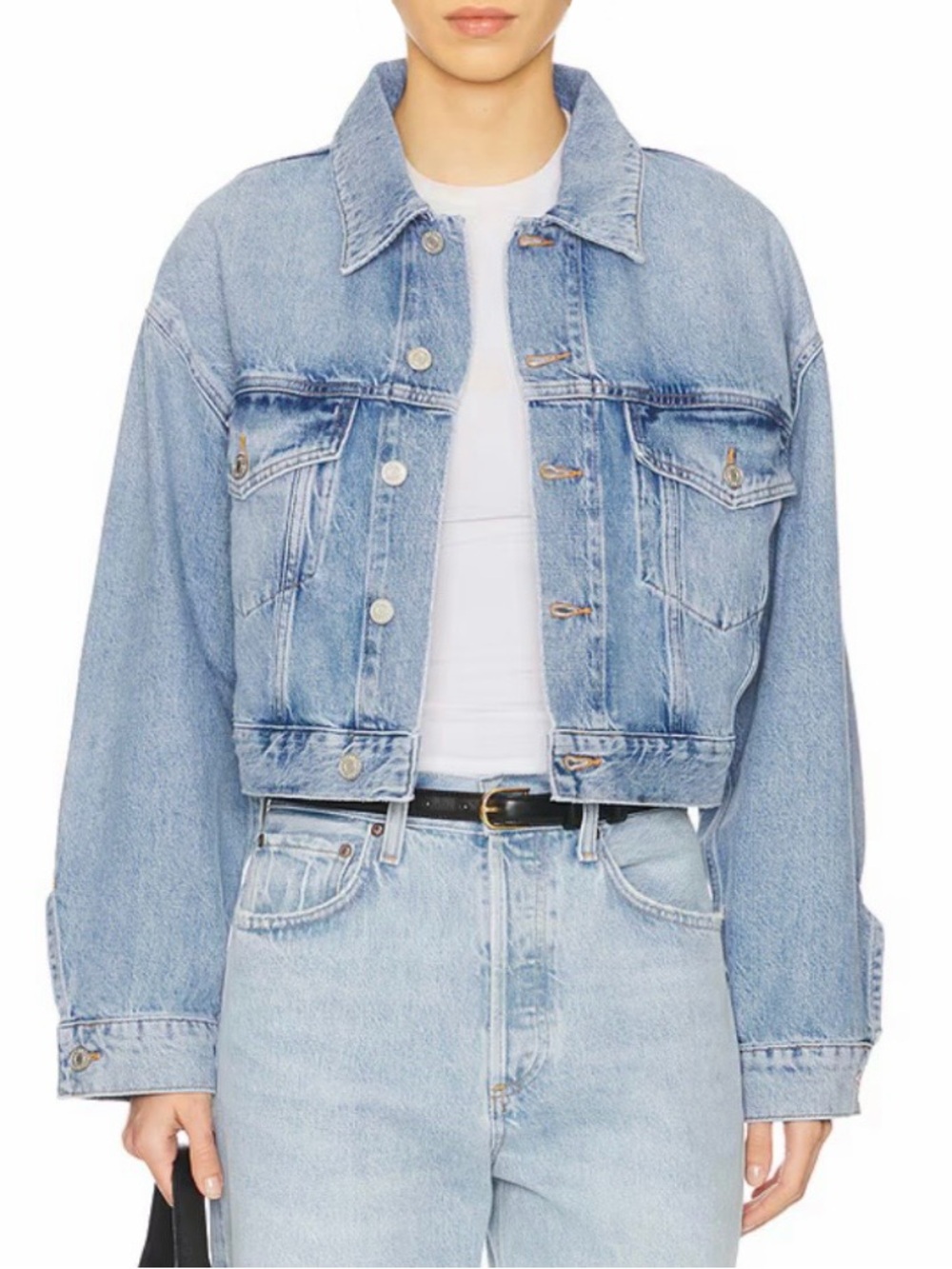 Vintage Y2K Guess cropped light-wash denim jacket. 💙
